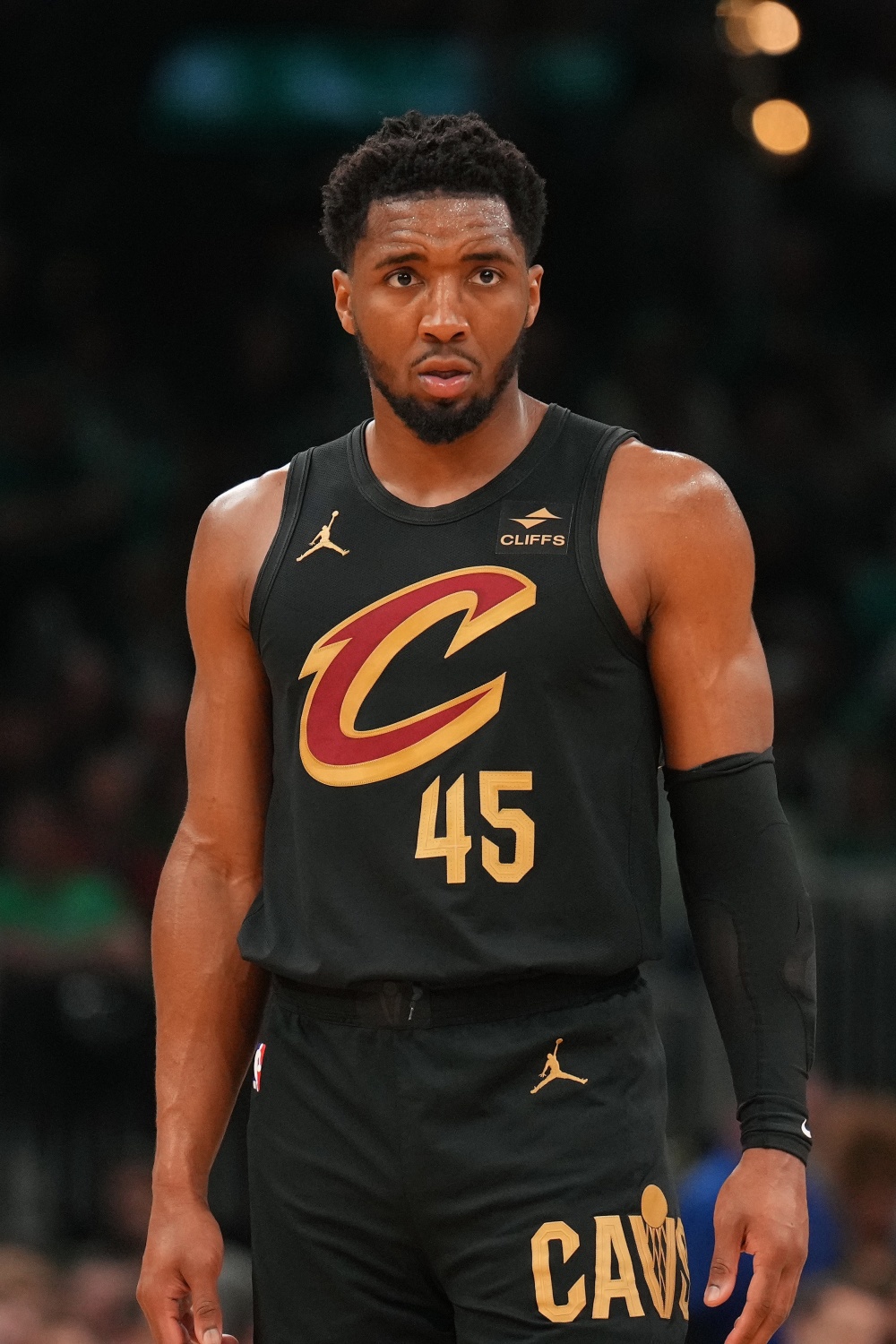 穆斯卡特获赠定制竹刻画像，印有本人形象和冠军奖杯（穆斯卡特获赠定制竹刻肖像，镌刻本人形象与冠军奖杯）