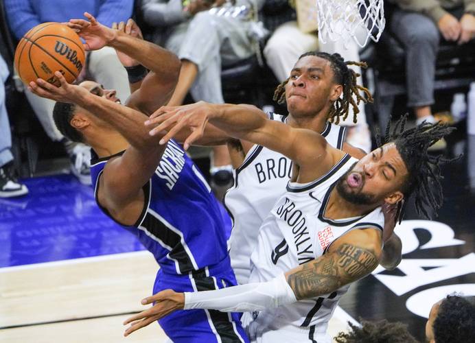 荣耀时刻，网球名将阿尔卡拉斯为迈阿密颁发美职联东部冠军奖杯（荣耀加冕：阿尔卡拉斯为迈阿密颁发美职联东部冠军奖杯）