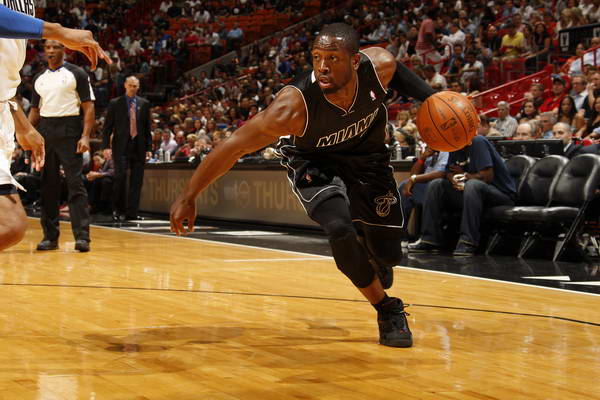 热刺抵达韩国受到热烈欢迎，有球迷在与麦迪逊合影时激动流泪（热刺抵韩获盛情迎接，球迷与麦迪逊合影激动落泪）